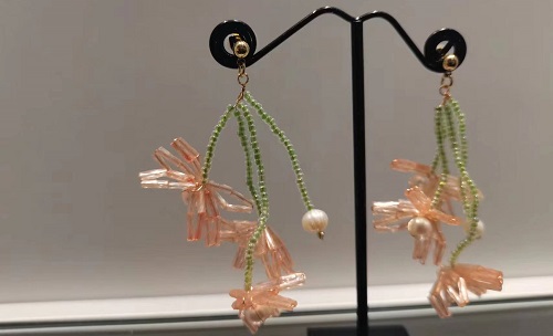 3月14日，附近有沒(méi)有兼職手工活,開(kāi)飾品加工廠(chǎng)，農(nóng)村手工加工副業(yè)靈活就業(yè)，服務(wù)和產(chǎn)品是手工之家事業(yè)發(fā)展的助推力，圖為串珠米珠繡手工產(chǎn)品剪影