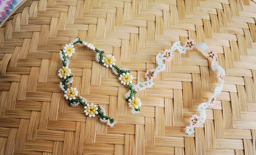 3月25日，靠譜手工兼職平臺，在家兼職正規(guī)的日結(jié)手工有沒有，開飾品加工廠，手工之家與合作人員合作共贏、相互成就，圖為串珠米珠繡手工產(chǎn)品剪影