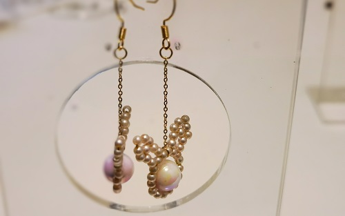 3月30日，在家兼職手工活，靈活就業(yè)創(chuàng)業(yè)手工副業(yè)，開飾品加工廠，在手工之家，良好的合作來源大家的了解，圖為串珠米珠繡手工產(chǎn)品剪影