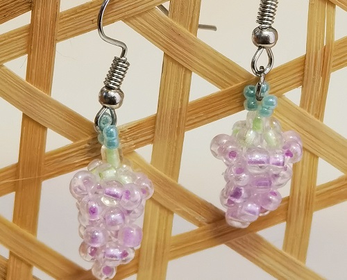 3月30日，在家兼職手工活，靈活就業(yè)創(chuàng)業(yè)手工副業(yè)，開飾品加工廠，在手工之家，良好的合作來源大家的了解，圖為串珠米珠繡手工產(chǎn)品剪影