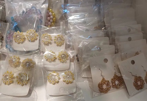 3月31日，附近有沒有兼職手工活，在家做的手工副業(yè)，開飾品加工廠，在手工之家，純手工項目很好做，圖為飾品類串珠手工產(chǎn)品剪影