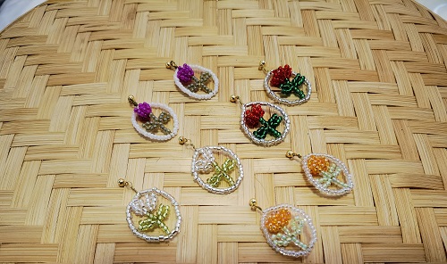 4月1日，外發(fā)加工接單平臺，靈活就業(yè)好手工項目，開飾品加工廠，在手工之家，怎么合作，大家說了算，圖為串珠米珠繡手工產(chǎn)品剪影