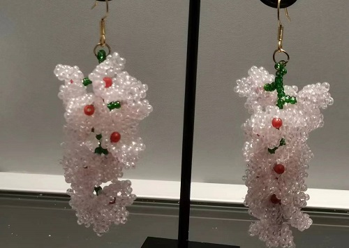 4月4日，在家兼職手工活，帶回家做的手工項(xiàng)目，開飾品加工廠，在手工之家，適合做自然收入好，圖為串珠米珠繡手工產(chǎn)品剪影