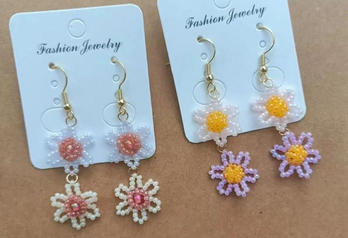 4月6日，手工活接單正規(guī)平臺(tái)，可靠的串珠手工，開(kāi)飾品加工廠，在手工之家，時(shí)間越長(zhǎng)、合作越穩(wěn)、收入越好，圖為串珠米珠繡手工產(chǎn)品剪影