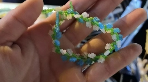 4月7日，在家可以做的兼職工作，拿回家做的手工項(xiàng)目，開飾品加工廠，在手工之家，產(chǎn)品選的好、收入會(huì)更好，圖為串珠米珠繡手工產(chǎn)品剪影