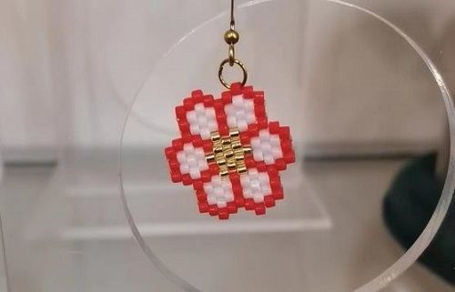 4月10日，手工活拿回家做在哪里找，居家就業(yè)好副業(yè)，在手工之家，純手工事業(yè)這樣合作，圖為串珠米珠繡手工產(chǎn)品剪影