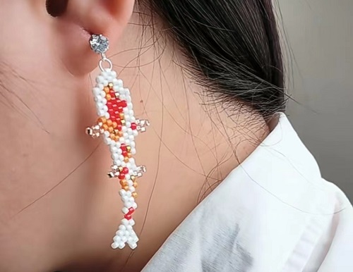 4月15日，家里干的手工活兼職，純手工加工項(xiàng)目，開飾品加工廠，在手工之家，做兩種業(yè)務(wù)收入更好，圖為飾品類串珠純手工產(chǎn)品剪影