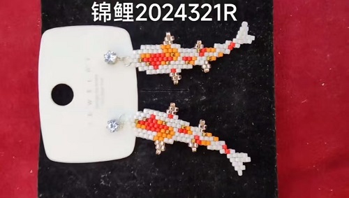 4月15日，家里干的手工活兼職，純手工加工項(xiàng)目，開飾品加工廠，在手工之家，做兩種業(yè)務(wù)收入更好，圖為飾品類串珠純手工產(chǎn)品剪影