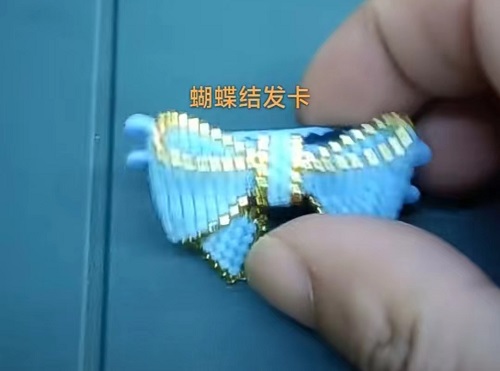 4月17日，手工活外發(fā)加工正規(guī)廠(chǎng)家，純手工加工串珠，開(kāi)飾品加工廠(chǎng)，與手工之家合作，就是放心，圖為飾品類(lèi)串珠純手工產(chǎn)品剪影