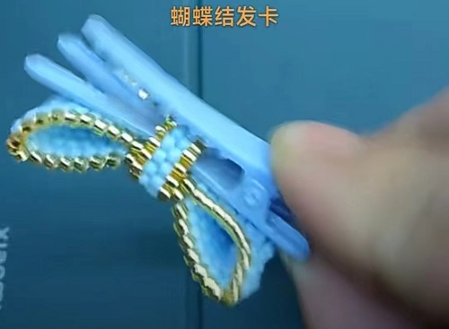 4月17日，手工活外發(fā)加工正規(guī)廠(chǎng)家，純手工加工串珠，開(kāi)飾品加工廠(chǎng)，與手工之家合作，就是放心，圖為飾品類(lèi)串珠純手工產(chǎn)品剪影