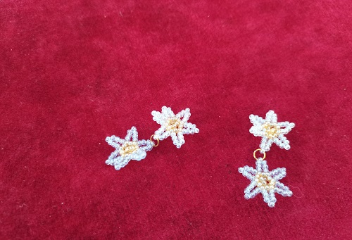 4月23日，手工活外發(fā)加工網(wǎng)，靈活就業(yè)好項(xiàng)目，開飾品加工廠，在手工之家，付出多收入好，圖為飾品類串珠純手工產(chǎn)品剪影