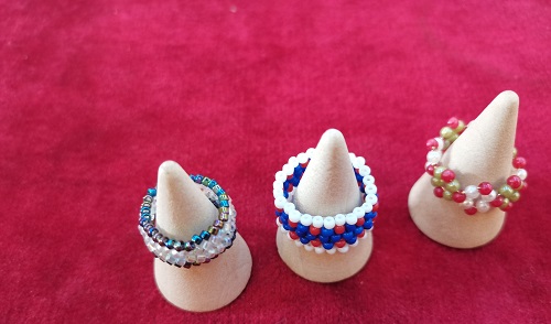4月30日，手工活從哪里找廠家，可靠的串珠手工項目，靈活就業(yè)好手工，在手工之家，產(chǎn)品始終是發(fā)展的重點(diǎn)之一，圖為飾品類串珠純手工產(chǎn)品剪影