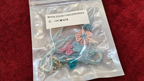 5月2日，在家能掙錢的正規(guī)手工，靈活就業(yè)串珠手工項目，開飾品加工廠，在手工之家，合作要先看自己的實際情況，圖為飾品類串珠純手工產(chǎn)品剪影