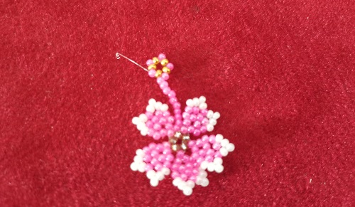 5月22日，手工活接單平臺，靈活就業(yè)的手工，開串珠加工廠，與手工之家合作，專心專注出成績，圖為串珠米珠繡純手工產品剪影