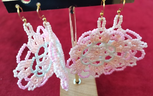 5月26日，手工活外發(fā)加工正規(guī)的廠家，開手工加工廠，靈活就業(yè)創(chuàng)業(yè)，與手工之家合作，自由靈活把錢掙，圖為串珠米珠繡純手工產(chǎn)品剪影