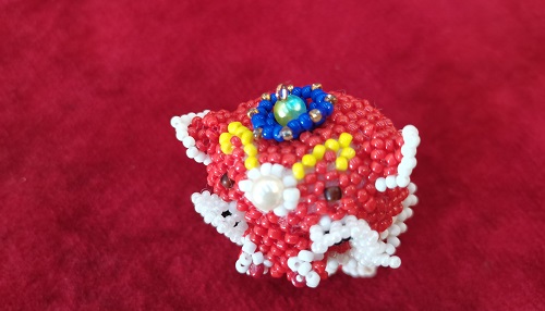 5月28日，手工活外發(fā)一手貨源，開飾品手工加工廠，在家兼職手工活掙錢，與手工之家合作，可信可靠，圖為串珠米珠繡純手工產(chǎn)品剪影