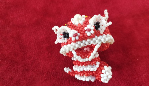 5月28日，手工活外發(fā)一手貨源，開飾品手工加工廠，在家兼職手工活掙錢，與手工之家合作，可信可靠，圖為串珠米珠繡純手工產(chǎn)品剪影