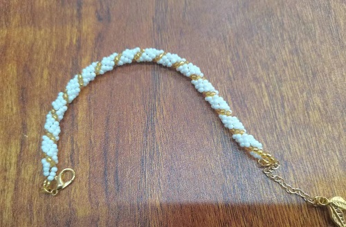 6月12日，手工活兼職可帶回家，開飾品加工廠，居家靈活就業(yè)創(chuàng)業(yè)好選擇，在手工之家，純手工有特點(diǎn)、能掙錢，圖為串珠米珠繡手工產(chǎn)品剪影