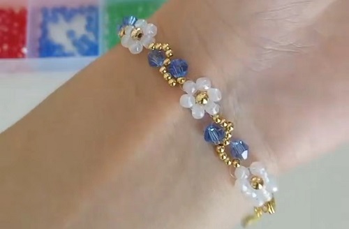 7月7日，手工活外發(fā)加工正規(guī)廠家直接發(fā)貨，手工靈活就業(yè)好選擇，開手工加工廠，手工之家始終重視外發(fā)加工，圖為飾品類串珠手工產(chǎn)品剪影
