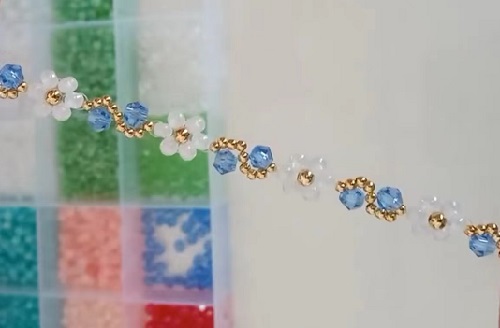 7月7日，手工活外發(fā)加工正規(guī)廠家直接發(fā)貨，手工靈活就業(yè)好選擇，開手工加工廠，手工之家始終重視外發(fā)加工，圖為飾品類串珠手工產(chǎn)品剪影