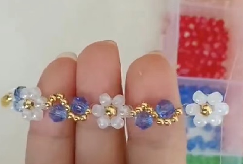 7月7日，手工活外發(fā)加工正規(guī)廠家直接發(fā)貨，手工靈活就業(yè)好選擇，開手工加工廠，手工之家始終重視外發(fā)加工，圖為飾品類串珠手工產(chǎn)品剪影