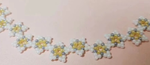 7月11日，手工活接單平臺，居家靈活就業(yè)好副業(yè)，開手工加工廠，在手工之家，努力勤奮就有好收獲，圖為串珠米珠繡純手工產品剪影