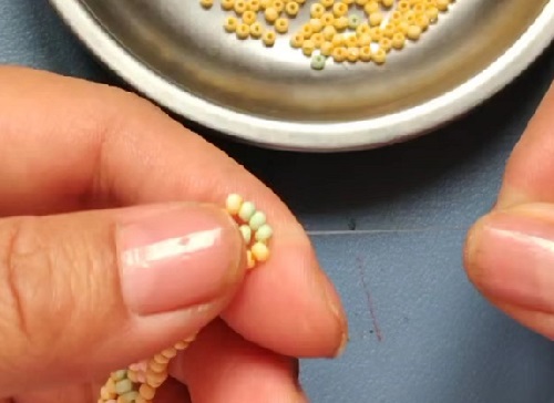 7月18日，在家兼職手工活，靈活就業(yè)創(chuàng)業(yè)手工副業(yè)，開手工加工廠，手工之家與合作人員一起成長收獲，圖為串珠米珠繡純手工產(chǎn)品剪影