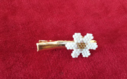 7月23日，在家兼職手工活，帶回家做的手工項目，做手工傳承官，合作長期穩(wěn)定，因為手工之家和手工事業(yè)一直在創(chuàng)新發(fā)展，圖為串珠米珠繡純手工產(chǎn)品剪影