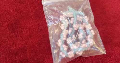 7月27日，可在家做的兼職手工活，在家做串珠手工掙錢，做手工傳承官，在手工之家掙錢，要堅(jiān)持做好這四點(diǎn)，圖為串珠米珠繡純手工產(chǎn)品剪影