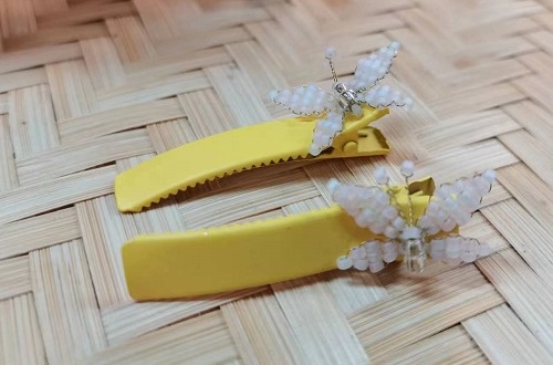 8月3日，家里干的手工活兼職，純手工加工項目，做手工傳承官，在手工之家，做得多，收入更好，圖為串珠米珠繡純手工產(chǎn)品剪影