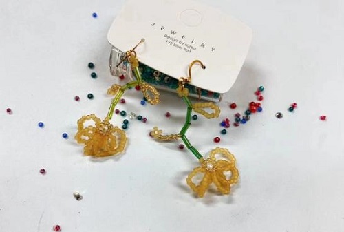 8月29日，手工活兼職招聘信息，在家做串珠手工項(xiàng)目掙錢，做手工傳承官，在手工之家，要多掙錢，每一種合作都需要認(rèn)真對(duì)待，圖為串珠米珠繡純手工產(chǎn)品剪影