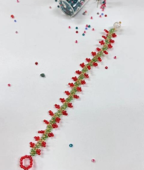 9月6日，附近有沒有兼職手工活，居家靈活就業(yè)的好副業(yè)，做手工傳承官，與手工之家，合作制度和服務(wù)讓人放心，圖為串珠米珠繡純手工產(chǎn)品剪影