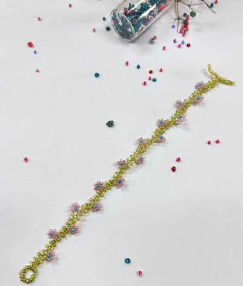 9月9日，手工活接單平臺，想接正規(guī)廠家的手工，做手工傳承官，與手工之家合作，合作內(nèi)容多，收入也多，圖為串珠米珠繡純手工產(chǎn)品剪影