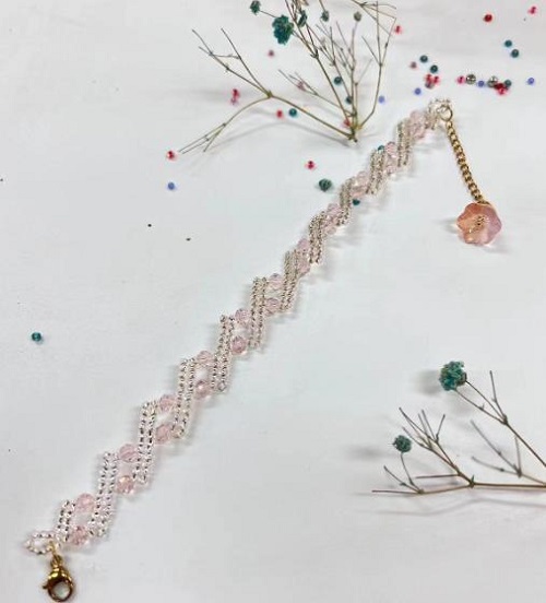 9月11日，在家里就能賺錢(qián)的工作，靈活就業(yè)好副業(yè)，手工活加工外發(fā)回收，做手工傳承官，與手工之家合作，穩(wěn)定可靠，心里踏實(shí)，圖為串珠米珠繡純手工產(chǎn)品剪影