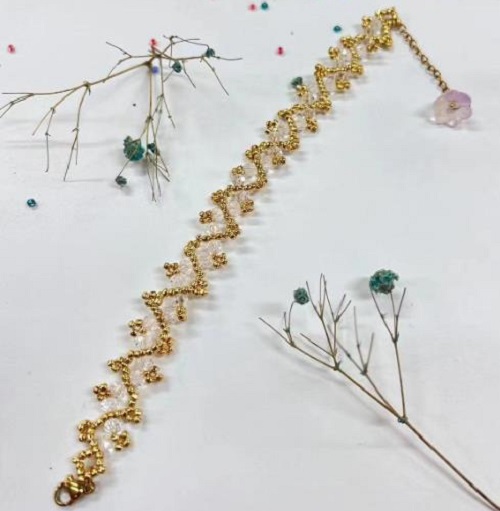 9月11日，在家里就能賺錢(qián)的工作，靈活就業(yè)好副業(yè)，手工活加工外發(fā)回收，做手工傳承官，與手工之家合作，穩(wěn)定可靠，心里踏實(shí)，圖為串珠米珠繡純手工產(chǎn)品剪影