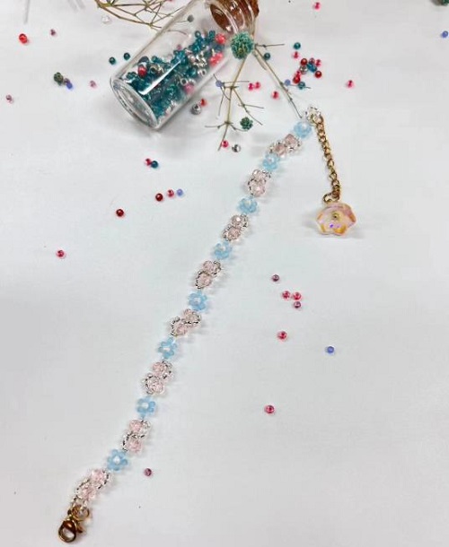 9月16日，在家就能賺錢的工作，拿回家做的手工活，做手工傳承官，手工之家的純手工，多種業(yè)務(wù)能同時(shí)做，圖為串珠米珠繡純手工產(chǎn)品剪影