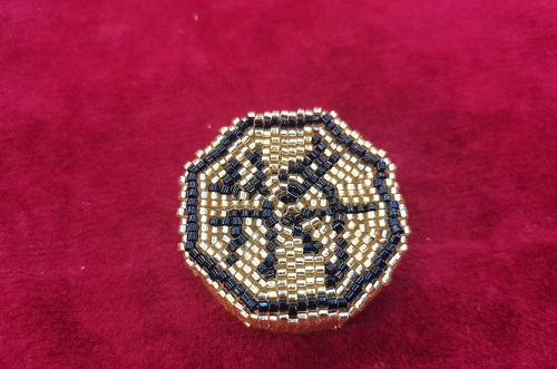 9月19日，能在家做的手工項目，做手工傳承官，輕創(chuàng)業(yè)做手工掙錢，在手工之家，找到適合自己的合作，收入更好，圖為串珠米珠繡純手工產(chǎn)品剪影