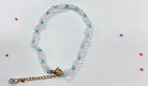 9月21日，手工活從哪里找廠家，想接正規(guī)廠家的手工輕資產(chǎn)創(chuàng)業(yè)，做手工傳承官，與手工之家合作，看自己的情況選擇收入更好，圖為串珠米珠繡純手工產(chǎn)品剪影