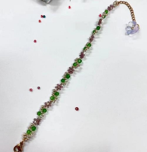 9月21日，手工活從哪里找廠家，想接正規(guī)廠家的手工輕資產(chǎn)創(chuàng)業(yè)，做手工傳承官，與手工之家合作，看自己的情況選擇收入更好，圖為串珠米珠繡純手工產(chǎn)品剪影