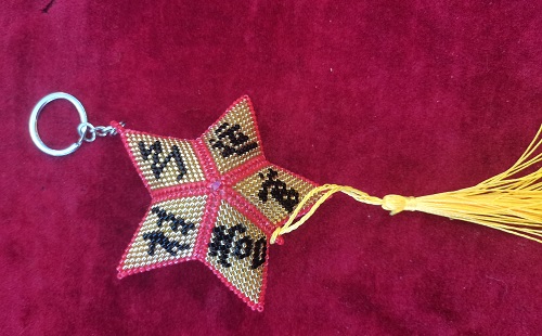 10月11日，手工活兼職可帶回家，拿回家的手工創(chuàng)業(yè)項(xiàng)目，做手工傳承官，在家做手工掙錢(qián)，在手工之家，多種手工業(yè)務(wù)可以一起做，圖為串珠米珠繡純手工產(chǎn)品剪影