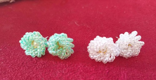 10月16日，手工活兼職可帶回家，手工靈活的副業(yè)創(chuàng)業(yè)項目，做手工傳承官微創(chuàng)業(yè)，因為了解，手工之家深受大家信任和支持，圖為串珠米珠繡純手工產(chǎn)品剪影