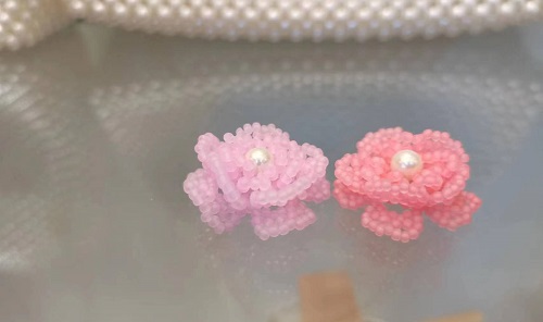 10月17日，可在家做的兼職手工活, 想接正規(guī)廠家的手工創(chuàng)業(yè)項(xiàng)目，輕資產(chǎn)創(chuàng)業(yè)做手工傳承官，與手工之家合作，這里的產(chǎn)品是事業(yè)的根本，圖為串珠米珠繡純手工產(chǎn)品剪影