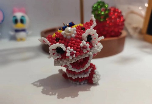 10月19日，在家就能賺錢的工作，小成本創(chuàng)業(yè)做手工傳承官，正規(guī)手工活外發(fā)加工網(wǎng)副業(yè)創(chuàng)業(yè)，了解清楚，大家與手工之家有更好的合作，圖為串珠米珠繡純手工產(chǎn)品剪影