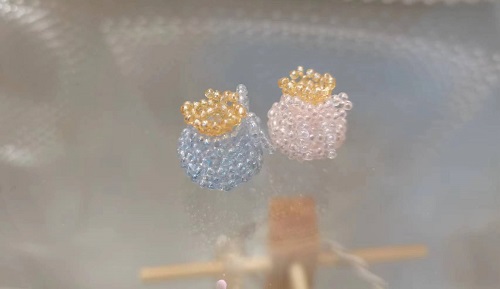 10月22日，手工活外發(fā)加工正規(guī)的廠家，微創(chuàng)業(yè)做手工傳承官，開手工加工廠，大家與手工之家始終是平等、共贏的關(guān)系，圖為串珠米珠繡純手工產(chǎn)品剪影