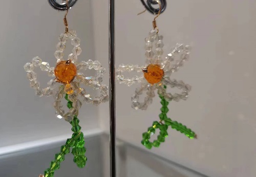 10月23日，在家做的手工小成本創(chuàng)業(yè)項目，手工兼職創(chuàng)業(yè)的正規(guī)網(wǎng)站，開飾品加工廠，做手工傳承官，在手工之家，重視與每一位人員的合作，圖為串珠米珠繡純手工產(chǎn)品剪影