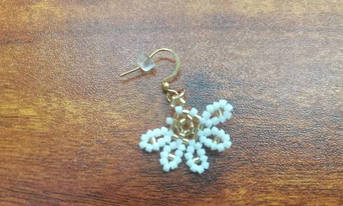 11月10日，手工活拿回家做，靈活就業(yè)手工創(chuàng)業(yè)居家掙錢，微創(chuàng)業(yè)做手工傳承官，與手工之家合作，手工加工等業(yè)務(wù)好做又掙錢，圖為串珠米珠繡純手工產(chǎn)品剪影