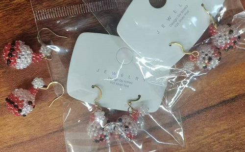 11月14日，外發(fā)手工領(lǐng)回家做，靈活副業(yè)創(chuàng)業(yè)，低成本做手工傳承官，在手工之家，選擇怎樣的合作，大家說了算，圖為串珠純米珠繡純手工產(chǎn)品剪影