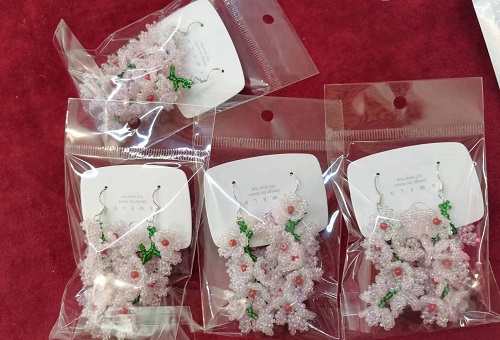 11月15日，手工活拿回家做在哪里找，居家副業(yè)創(chuàng)業(yè)，微創(chuàng)業(yè)做手工傳承官，在手工之家，純手工讓大家一年四季有錢掙，圖為串珠米珠繡手工產(chǎn)品材料剪影