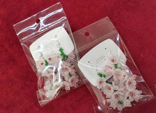 11月29日，在家能做的手工活兼職，帶回家做的手工創(chuàng)業(yè)項(xiàng)目，微創(chuàng)業(yè)做手工傳承官，手工之家服務(wù)好，圖為串珠米珠繡純手工產(chǎn)品剪影