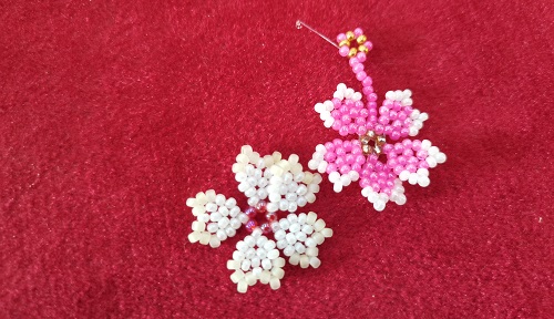 12月5日，手工活接單正規(guī)平臺(tái)，拿回家做的手工創(chuàng)業(yè)項(xiàng)目，小成本創(chuàng)業(yè)做手工傳承官，在手工之家，產(chǎn)品、市場，合作、服務(wù)都有實(shí)實(shí)在在的行動(dòng)，圖為串珠米珠繡純手工產(chǎn)品剪影